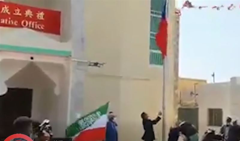 非洲友邦索馬利蘭（Somaliland）近日透過社群平台發布我國駐當地代表處升旗與演唱國旗歌之影像。（圖／翻攝自X平台 @HornDiplomat）