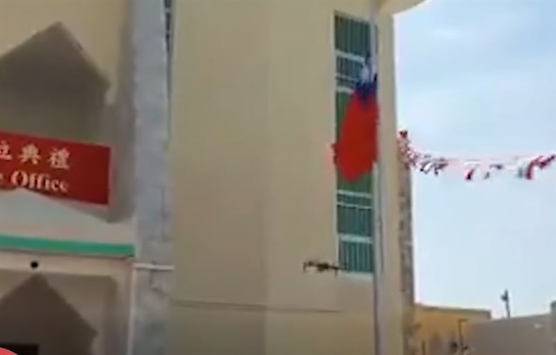 非洲友邦索馬利蘭（Somaliland）近日透過社群平台發布我國駐當地代表處升旗與演唱國旗歌之影像。（圖／翻攝自X平台 @HornDiplomat）