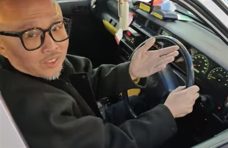 61歲香港知名音樂人陳少琪近日因一段「開計程車」影片意外掀起話題。（圖／翻攝自陳少琪臉書）