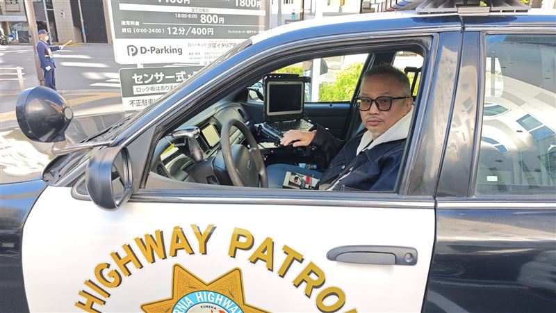 陳少琪加碼開警車。（圖／翻攝自陳少琪臉書）