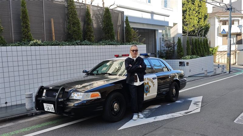 陳少琪加碼開警車。（圖／翻攝自陳少琪臉書）