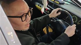 61歲香港知名音樂人陳少琪近日因一段「開計程車」影片意外掀起話題。（圖／翻攝自陳少琪臉書）