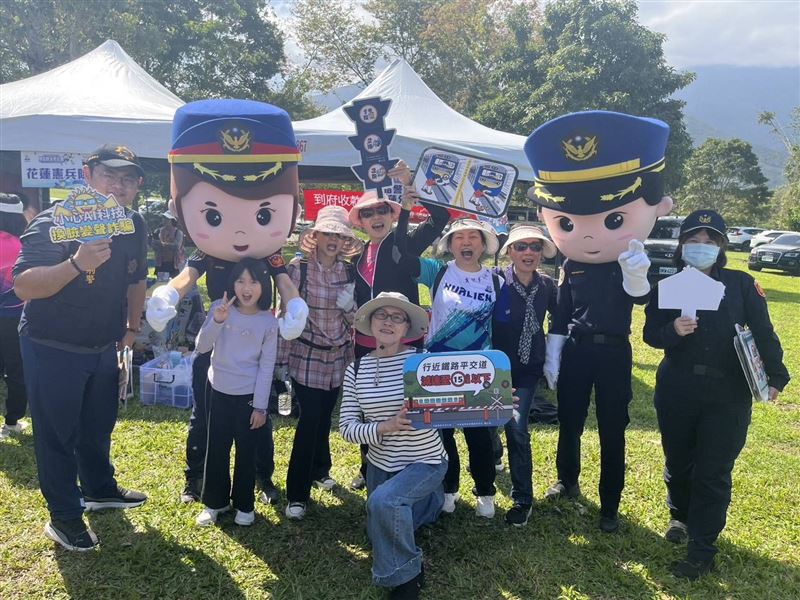 超Q巨頭鐵警公仔現身　親子搶拍學防詐