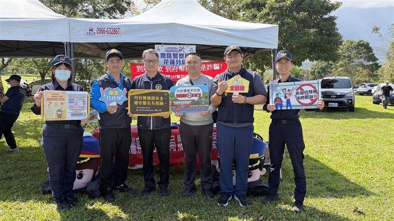 超Q巨頭鐵警公仔現身　親子搶拍學防詐