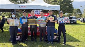 超Q巨頭鐵警公仔現身　親子搶拍學防詐