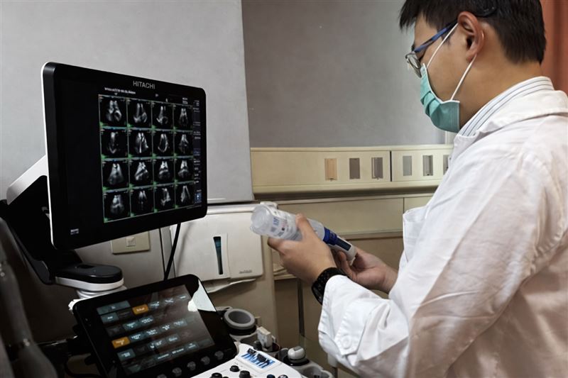 新竹臺大分院急診醫學部主任陳彥斌醫師提醒，GLP-1注射型減重藥可能引發腸胃不適，若未經醫師評估使用，可能增加酮酸血症等代謝併發症風險，就醫時務必誠實告知用藥與病史。（圖／新竹台大分院提供）