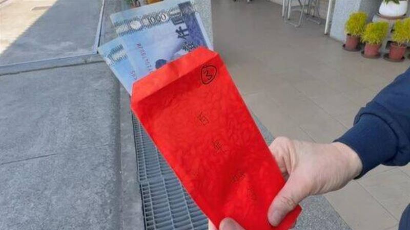 彰化縣田中鎮公所清潔隊，發現誘捕籠抓到一隻「錢鼠」，竟拾獲裝有現金的紅包袋。（圖／翻攝畫面））