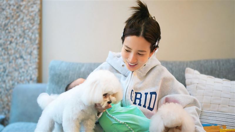 愛雅相當疼愛毛孩。（圖／業者提供）