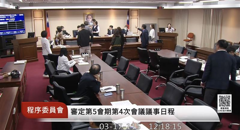 立法院中午召開程序委員會，國民黨籍召委翁曉玲將草案提報院會處理，引發綠委不滿轟「沒收表決」。（圖／翻攝自國會頻道）