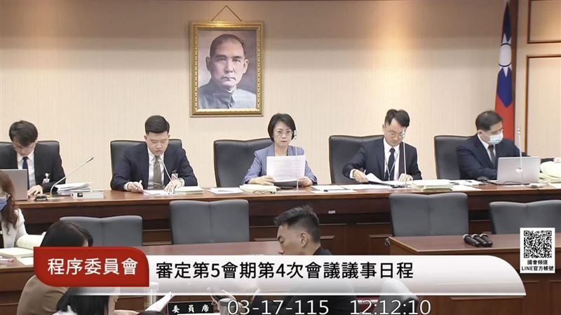 翁曉玲程序委員會沒收表決！綠委怒抗議