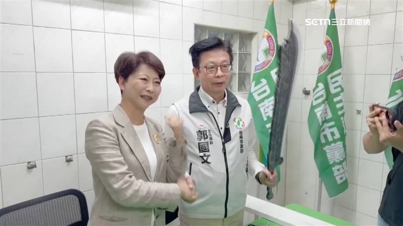 陳亭妃（左）跟台南黨部主委郭國文（右）合體、喊團結