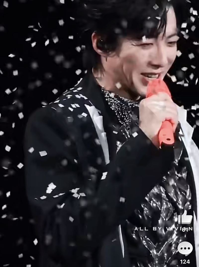 一段劉宇寧邊唱邊「吃紙」的畫面在網路瘋傳，讓粉絲笑翻直呼根本是演唱會最經典瞬間。（圖／翻攝自微博）