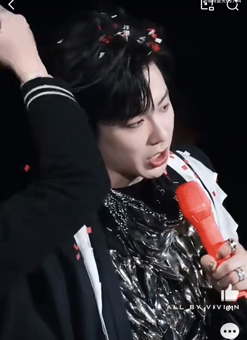 劉宇寧低頭甩掉滿頭紙花，忍不住吐槽說「這紙不花錢是嗎？少放點！都是我的錢。」隨後工作人員趕緊上台協助清理，畫面相當逗趣。（圖／翻攝自微博）