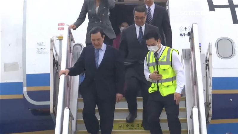 蕭旭岑（左2）擔任馬英九（左1）幕僚多年，現今卻突然被切割