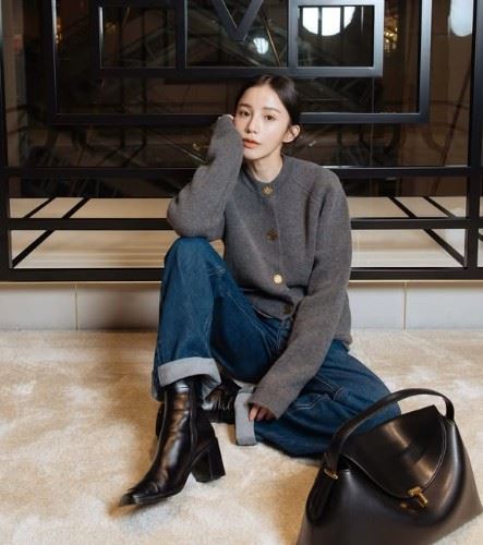 張甯兒在摘除牙套後臉型已有明顯改變，加上妝容與穿搭風格調整，整體形象逐步成熟。（圖／翻攝自張甯兒IG）