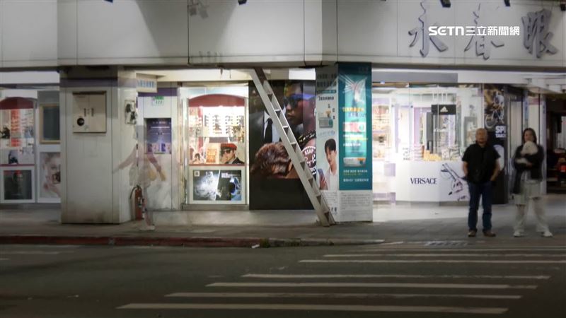 台北市永吉路上，有一間眼鏡行在一樓店面外放工作梯直達二樓