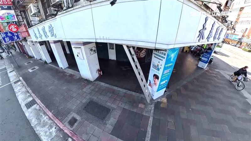 獨／人行道放梯通2樓　網：哈利波特爬梯?