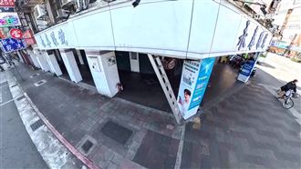 獨／人行道放梯通2樓　網：哈利波特爬梯?