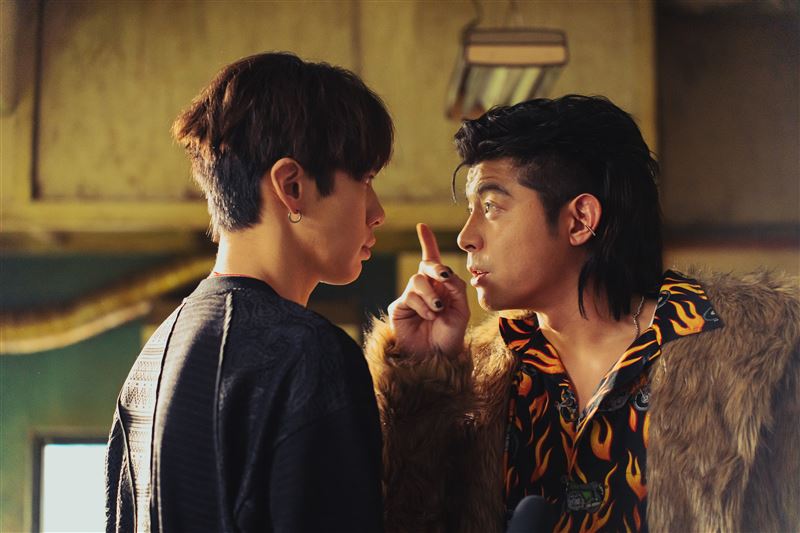 柯震東（左）當乩身狂接鬼差事，不爽直嗆三太子王柏傑（右）。（圖／Netflix提供）