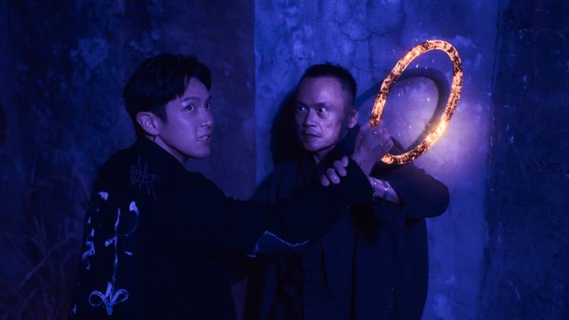 柯震東（左）手持乾坤圈與陳以文（右）決鬥氣勢凌厲。（圖／Netflix提供）