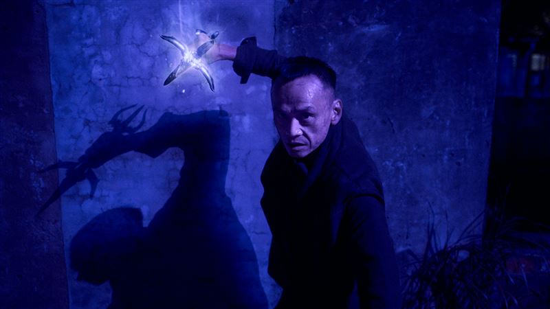 陳以文飾演的角色陳七殺，手持利刃準備對柯震東展開攻擊。（圖／Netflix提供）