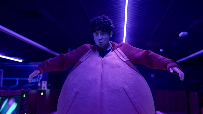 林鶴軒飾演「宅男色鬼」王小明將與三太子乩身對決。（圖／Netflix提供）