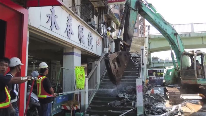 二樓住戶原先可透過天橋進出，但到了民國102年天橋被拆除，二樓又是獨立空間，跟眼鏡行內部並不相通，只好在外放置工作梯進出