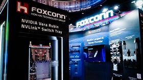 鴻海前進GTC　大秀Vera Rubin整機櫃方案輝達（NVIDIA）GTC技術大會於美國時間16日登場，鴻海參展，並首次完整展出人工智慧AI伺服器機櫃NVIDIA Vera Rubin NVL72平台整機櫃方案。（鴻海提供）中央社記者鍾榮峰傳真　115年3月17日