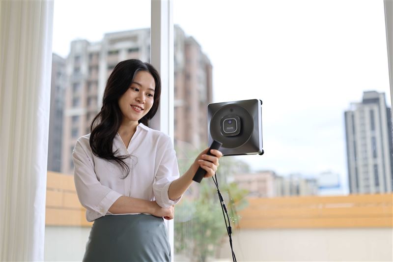 DIKE仿生擦窗機器人免設定自動清潔，也能遙控補強特定區塊。（圖／品牌業者提供）