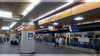 日前有民眾在捷運月台抽電子菸。（圖／翻攝維基百科）