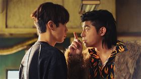 柯震東（左）當乩身狂接鬼差事，不爽直嗆三太子王柏傑（右）。（圖／Netflix提供）