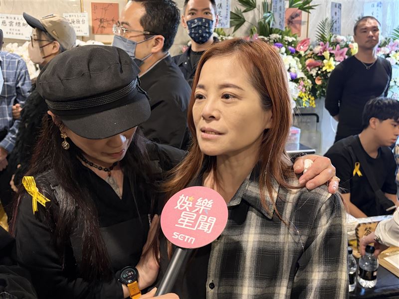 夏芸（右）與何華出席藍薰告別式。（圖／記者趙于瑩攝影）