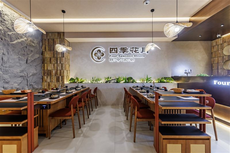 四季花月插旗台北松山區，空間設計採用土牆、原木及石材等元素， 讓用餐空間充滿大自然氛圍。（圖／品牌業者提供）