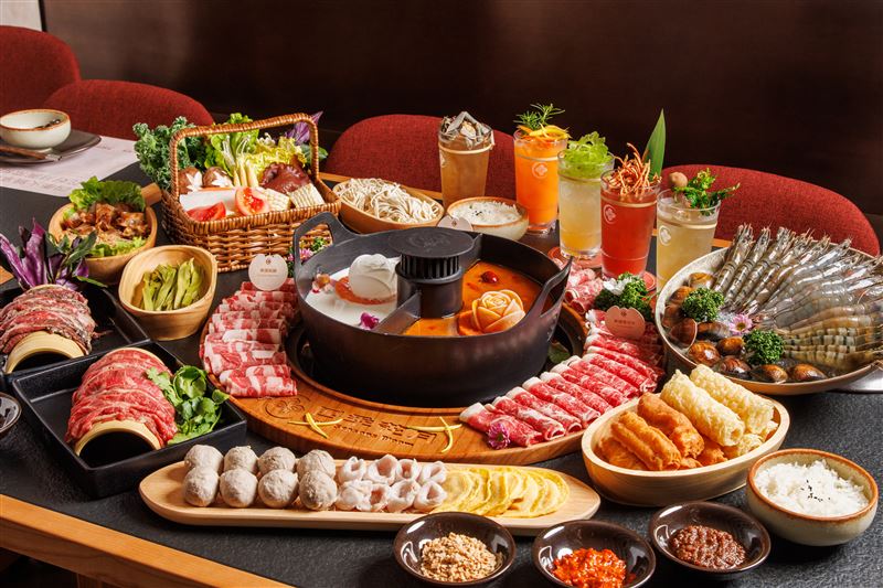 四季花月豐盛山野風火鍋陣容，建構完整滿滿山野風的火鍋餐桌。（圖／品牌業者提供）