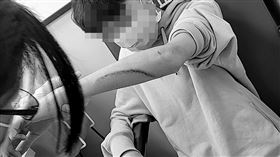 北市某明星國中日前發生一起霸凌、傷害案件，一名林姓男國中生參加校際籃球隊比賽後，因不滿遭同班劉姓男同學調侃，先用腳猛踹對方背部，再將他過肩摔，導致劉同學左手臂遭講台劃傷、瘀青。校方調查後，林姓國中生被記1支小過懲處。劉姓國中生的家長事後提告求償10萬元，但對方卻只願賠償5000元，目前案件還在審理中。（圖／翻攝畫面）