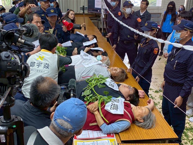 南投茶農抗議名間焚化爐，警民爆發衝突。（圖／時代力量提供）