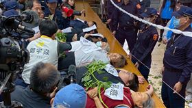 南投茶農抗議名間焚化爐，警民爆發衝突。（圖／時代力量提供） 