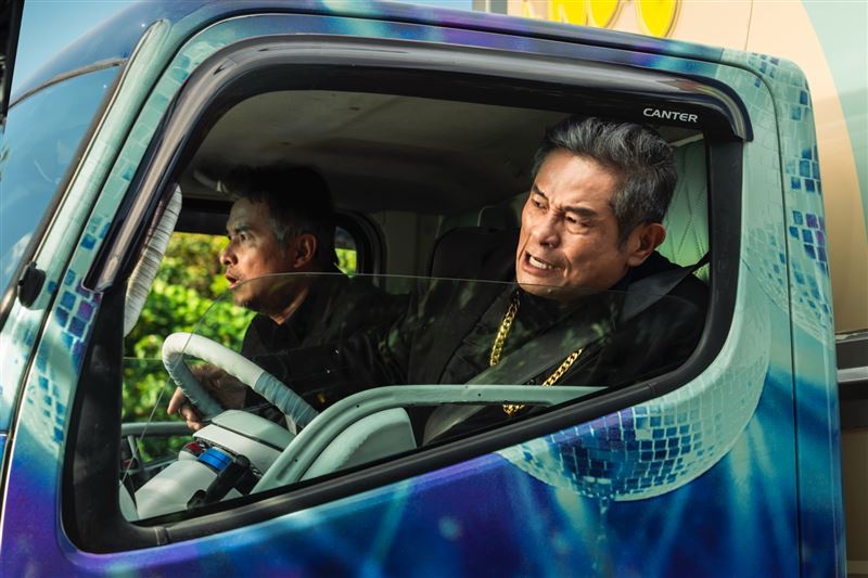 李銘順、許效舜在《NO GOOD！歐吉桑》有許多爆笑畫面，拍攝現場歡樂不斷。（圖／萬騰文化創意提供）