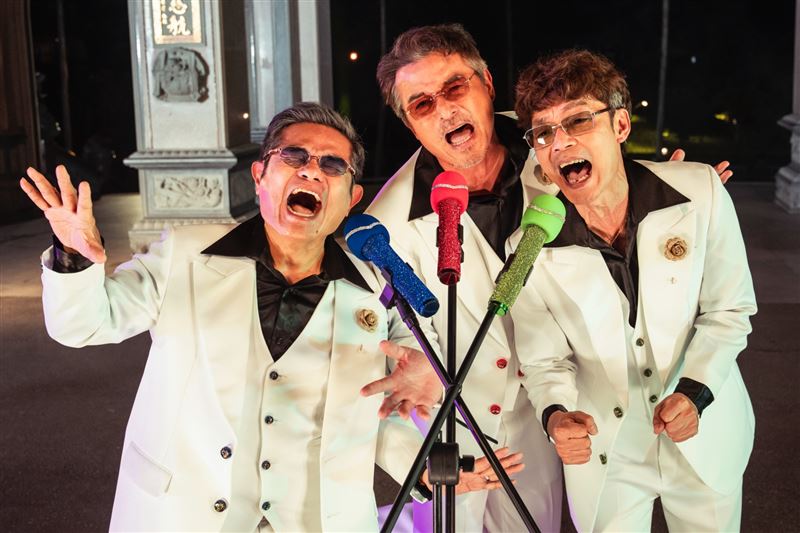 許效舜（左起）、李銘順、李國煌在新片《NO GOOD！歐吉桑》挑戰當直播網紅，更開口唱歌出單曲。（圖／萬騰文化創意提供）