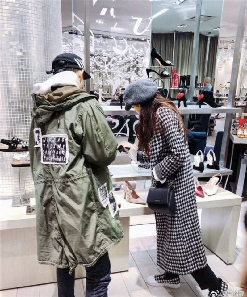 伊能靜同步分享兒子不同時期的背影照片，笑說「你真的長大了」。（圖／翻攝自伊能靜微博）