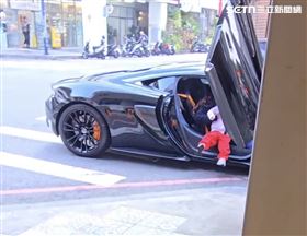 千萬麥拉倫載幼女疊羅漢　網諷：賠不起命（圖／翻攝畫面）