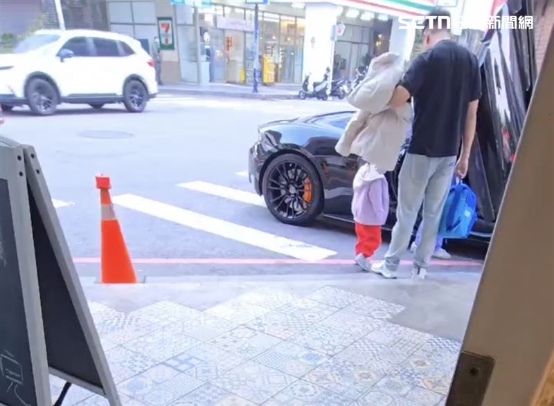 這輛黑色麥拉倫在低沈引擎聲中，停在路邊等著載著母女上車。（圖／翻攝畫面）