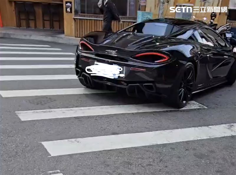 千萬麥拉倫載幼女疊羅漢，不但違停，載幼兒未依規定裝設安全座椅也違法。（圖／翻攝畫面）