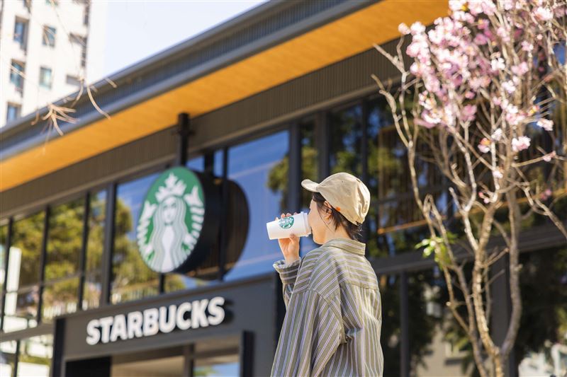 「星巴克林口文化北」門市於3月16日正式開幕，門市外觀以「森林中的玻璃盒」為設計概念。（圖／品牌業者提供）