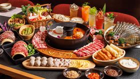 四季花月豐盛山野風火鍋陣容，建構完整滿滿山野風的火鍋餐桌。（圖／品牌業者提供）