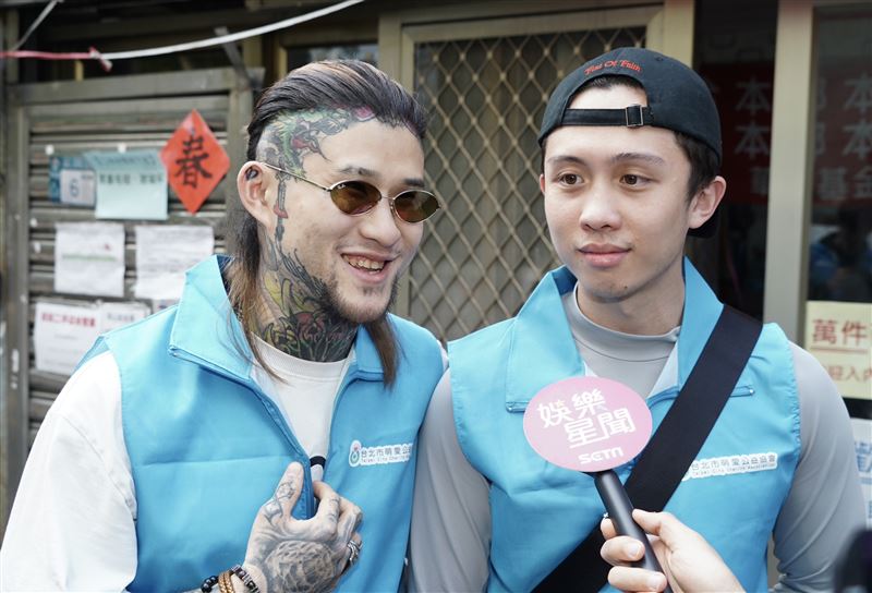孫安佐與經紀人重讀天月（左）關懷老人。（圖／記者趙于瑩攝影）