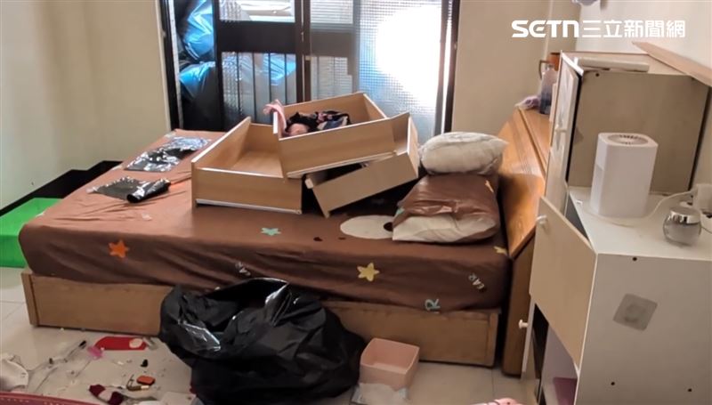 推開房門，屎尿味及屍臭味撲鼻而來，衝進鼻腔瞬間令人作嘔。（圖／翻攝畫面）