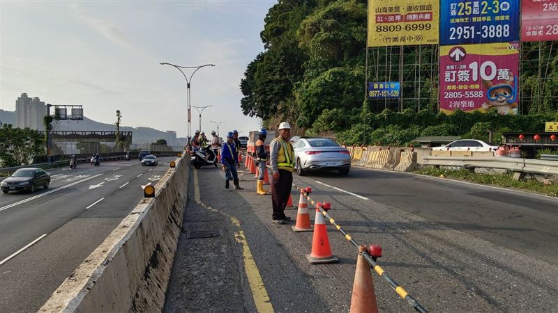 施工單位已到場處理，目前剩1車道可通行。（圖／翻攝畫面）