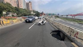 淡水民權路中央分隔島內側車道出現一處長寬約2公尺、深約1公尺的坑洞。（圖／翻攝畫面）