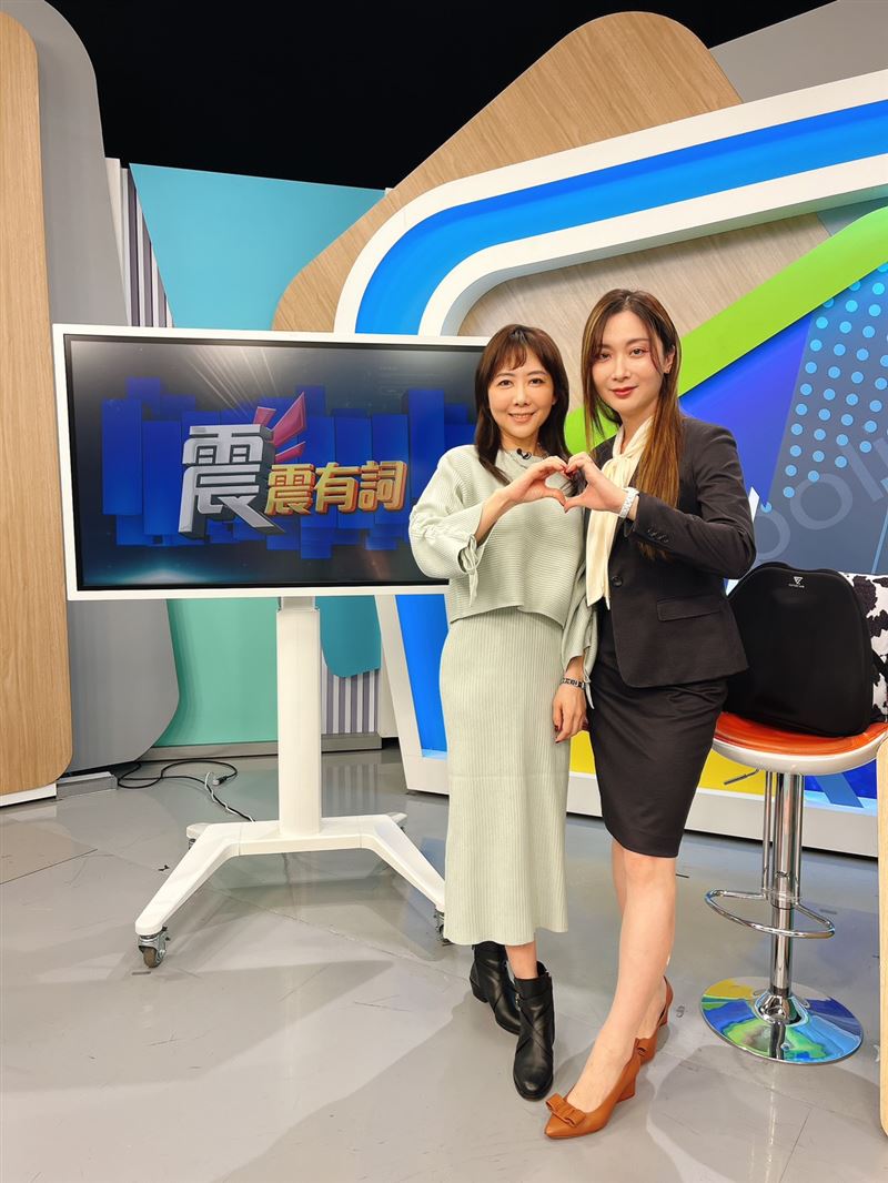 雪兒說看著陳樂涵(右)變漂亮，自己剛生完小孩還在餵奶，心情真的很矛盾。（圖／和展影視提供）